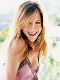 Jennifer Aniston sonríe en el Jardín